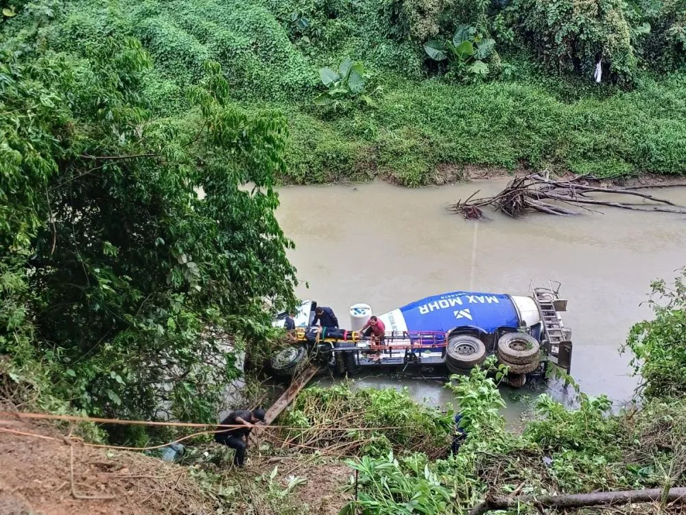 Caminhão betoneira tomba em rio após sair da pista em Trombudo Central; motorista foi levado ao hospital