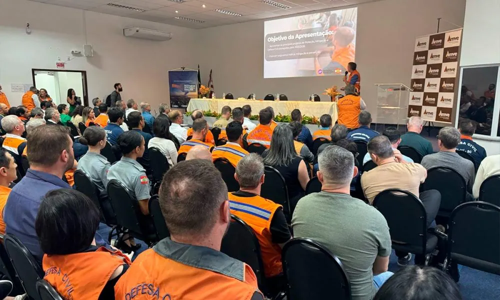 Defesa Civil reúne representantes de 60 cidades em seminário sobre riscos e desastres em Blumenau