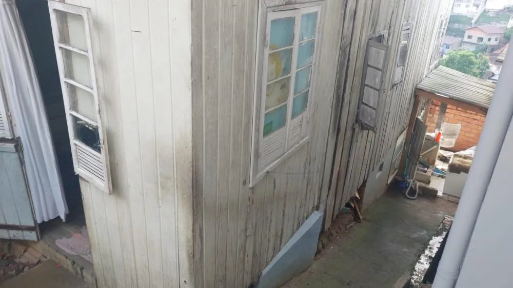 Casa com estrutura comprometida é isolada após estalos durante a madrugada em Blumenau