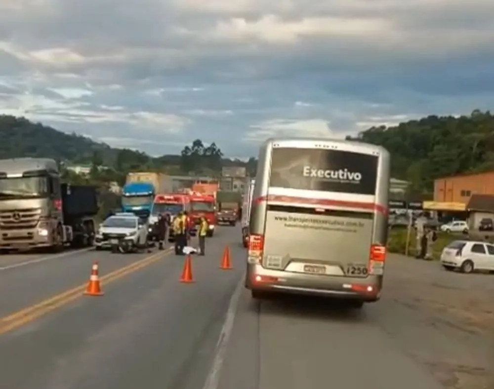 Mulher morre em grave colisão entre carro e moto na BR-470, em Blumenau