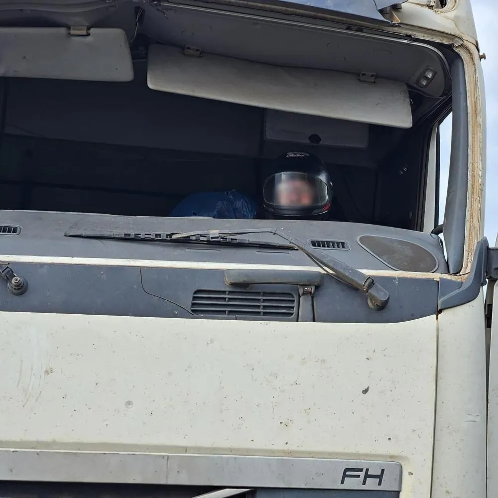 Polícia flagra motorista em carreta sem para-brisa na BR-163, em SC; homem usava capacete como proteção