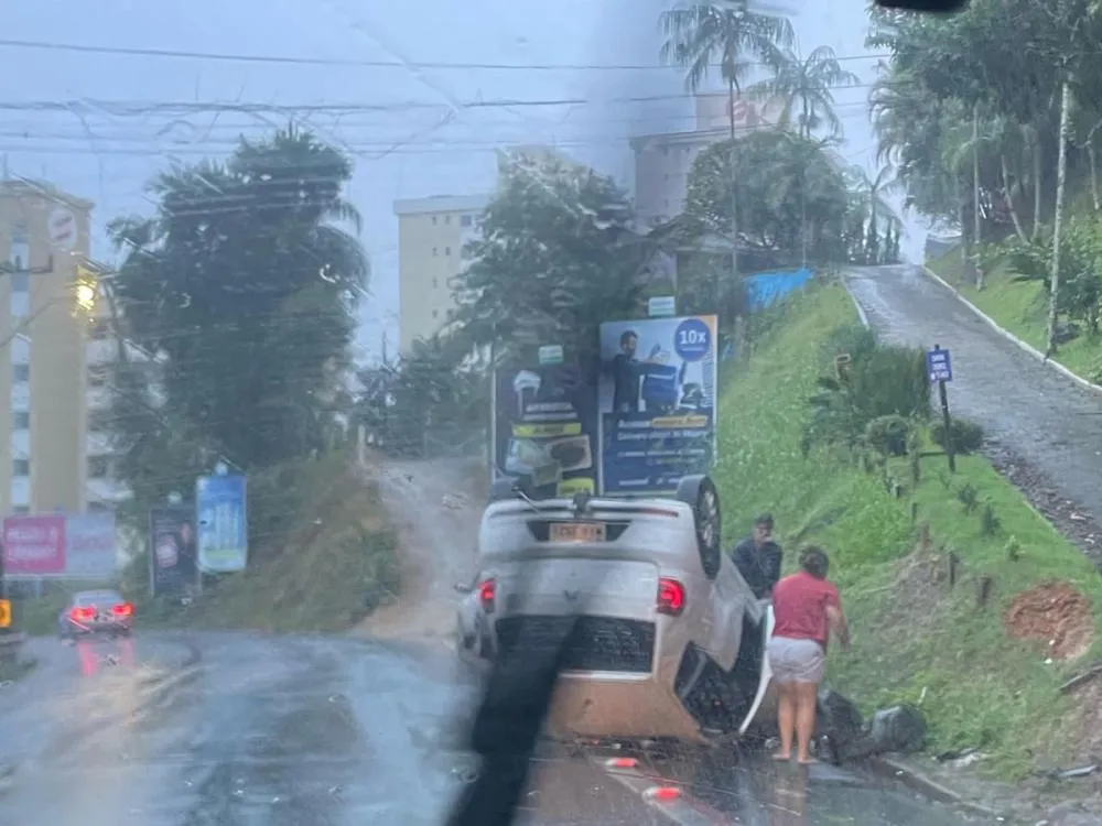 Capotamento é registrado na manhã desta sexta-feira no bairro Vila Nova, em Blumenau