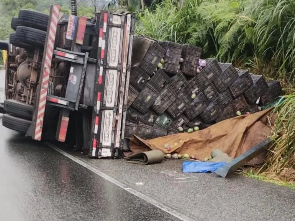Caminhão tomba na SC-108 em Blumenau e trânsito segue em meia-pista