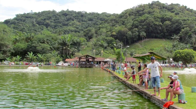 Piscicultores de Gaspar devem vender mais de 35 toneladas de peixe na Semana Santa