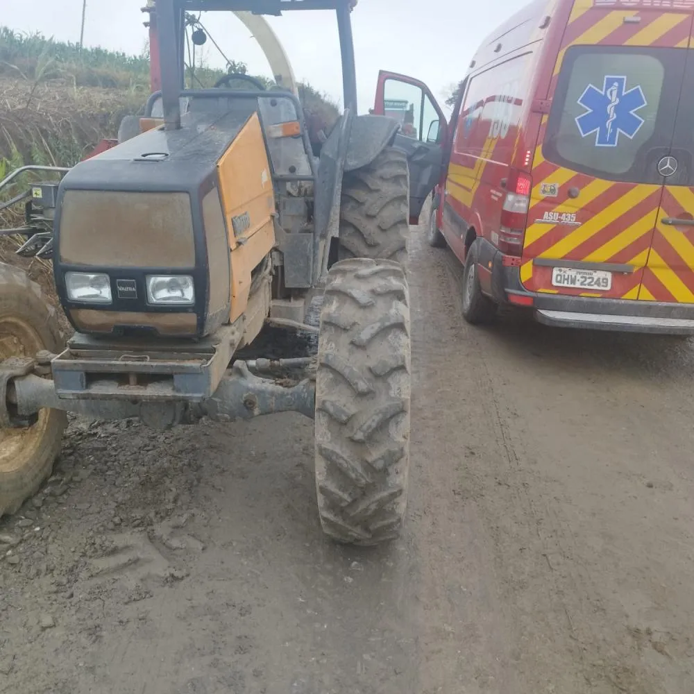 Homem é levado em estado grave ao hospital após acidente com trator em Vidal Ramos