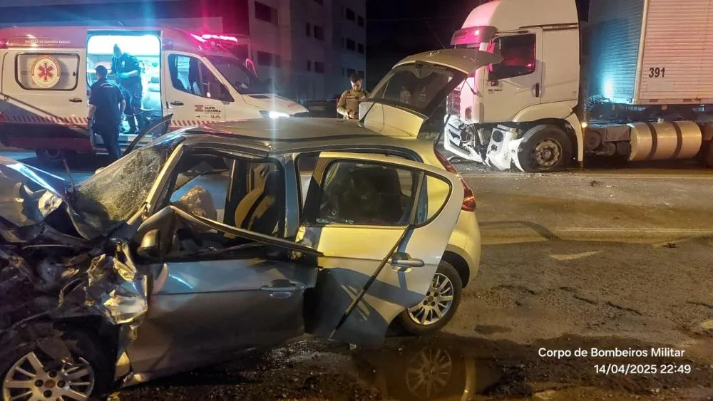 Motorista fica ferido após batida entre carro e caminhão em Blumenau