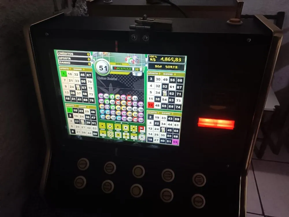 Polícia encontra máquinas caça-níquel em funcionamento em dois estabelecimentos de Blumenau