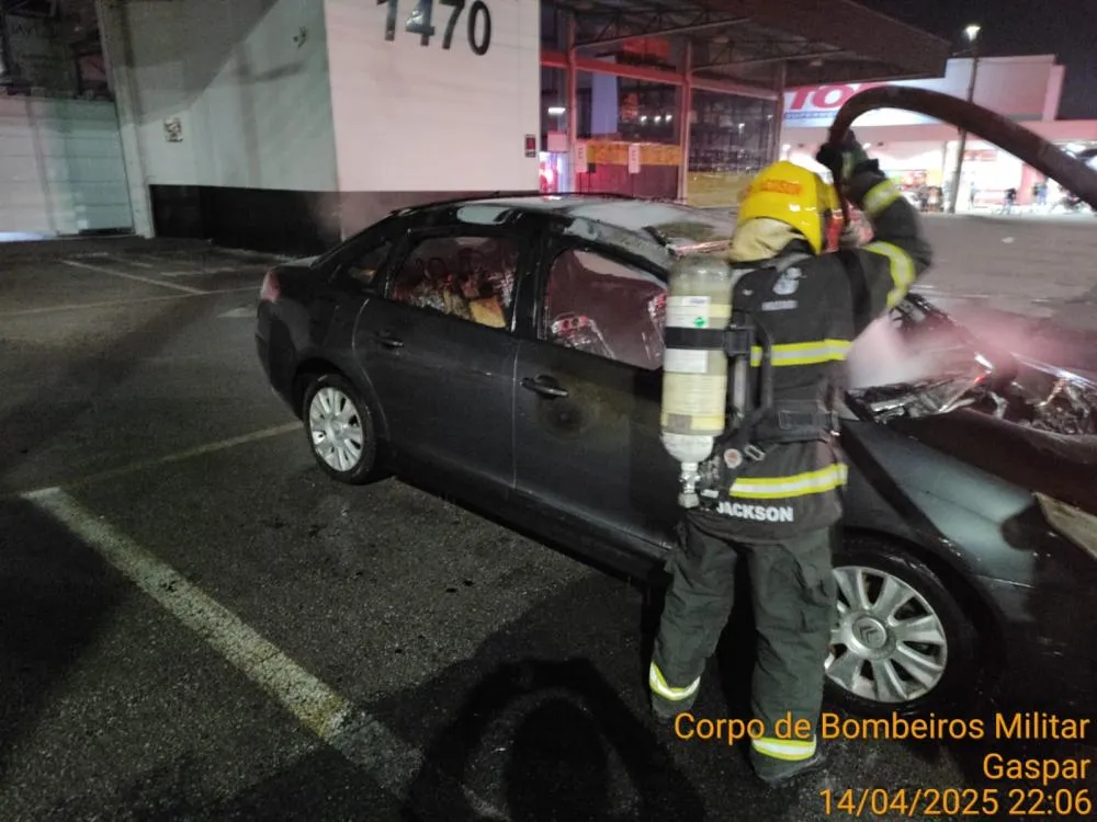 Carro pega fogo em estacionamento de supermercado em Gaspar