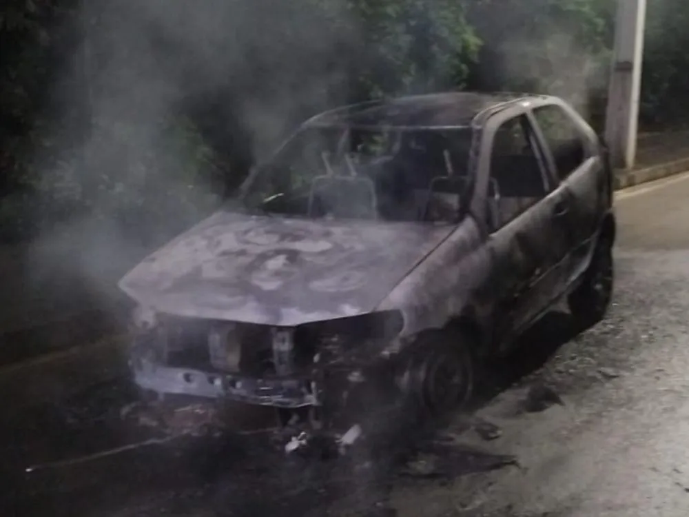 Carro é destruído por incêndio durante a madrugada em Indaial