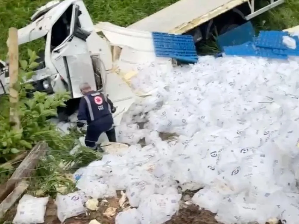 Motorista morre após carro cair em barranco em acidente com caminhão em Timbó