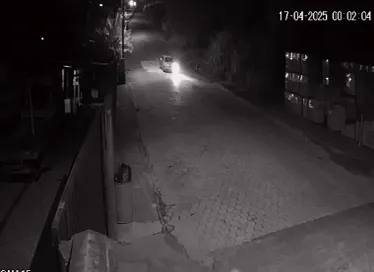 Câmera flagra acidente que matou jovem motociclista em Blumenau; motorista fugiu do local