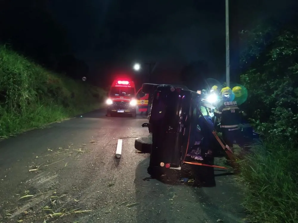 Caminhonete capota e deixa uma mulher ferida na BR-470 em Rio do Sul