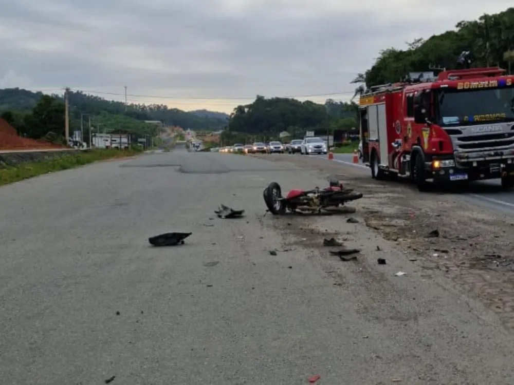 Acidente na BR-470, em Indaial, mata motociclista na manhã deste feriado de Tiradentes
