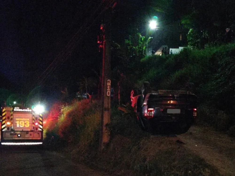 Carro com três jovens capota após cair de barranco em Gaspar