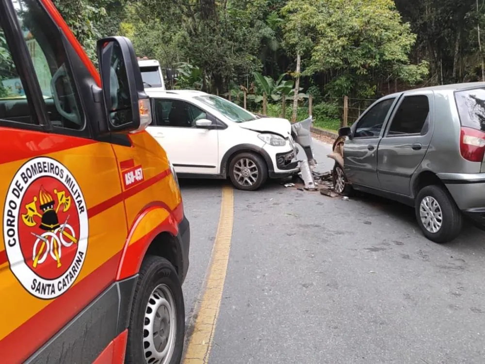 Motorista é encaminhada ao hospital após acidente em Gaspar; outro condutor recusou atendimento