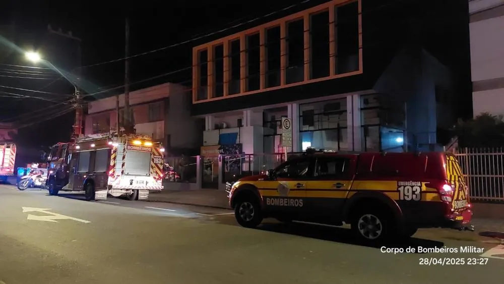 Corpo de Bombeiros controla fogo em colégio no bairro Ponta Aguda, em Blumenau