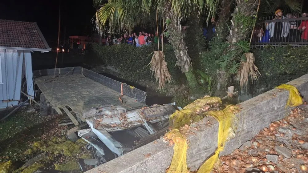 Caminhão desgovernado atinge casa e derruba rede elétrica em Ituporanga