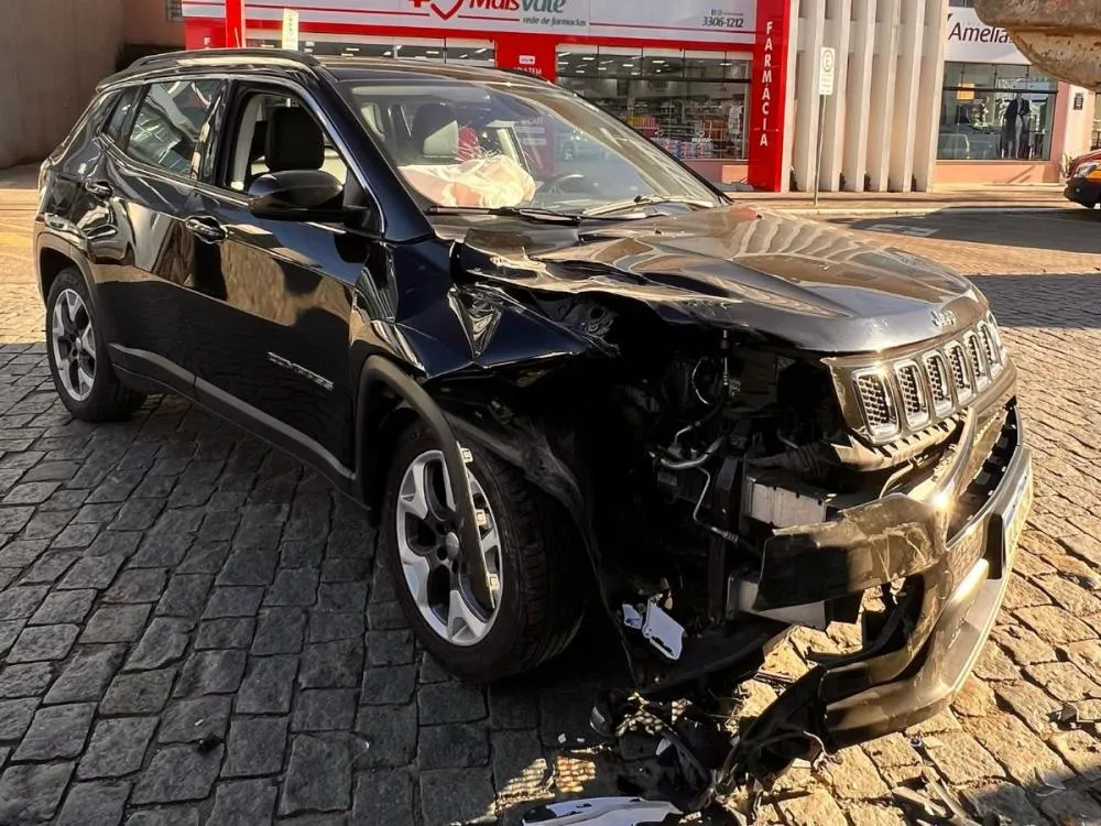 Motorista fica ferido após bater carro em caminhão estacionado em Rio dos Cedros