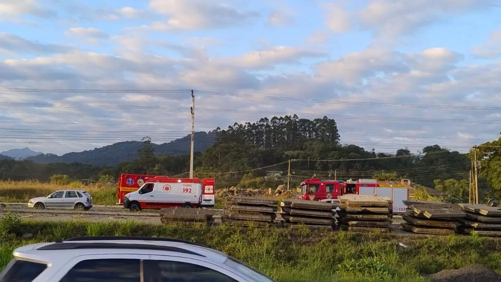 Três ficam feridos em acidente entre moto e carro na BR-470, em Indaial; gestante está em estado grave