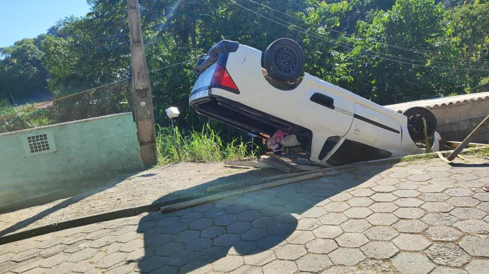Motorista embriagado capota carro e atinge garagem em Blumenau
