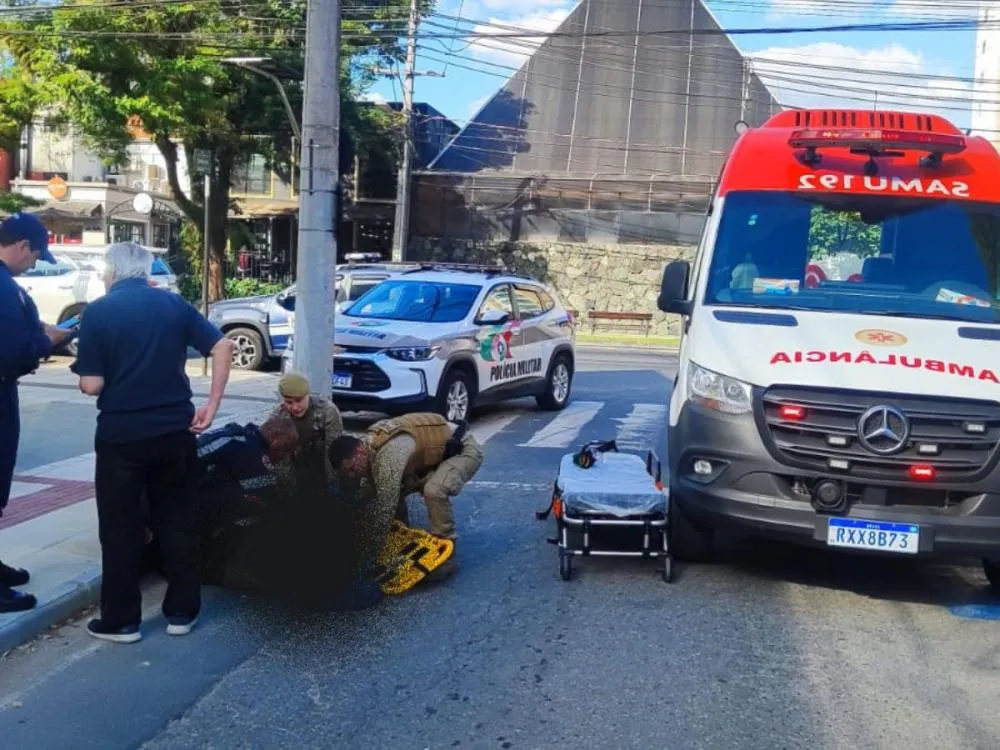 Casal de idosos é atropelado na faixa de pedestres em Blumenau