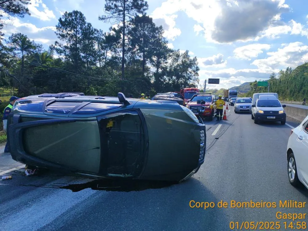 Gestante e criança escapam sem ferimentos após capotamento na BR-470, em Gaspar