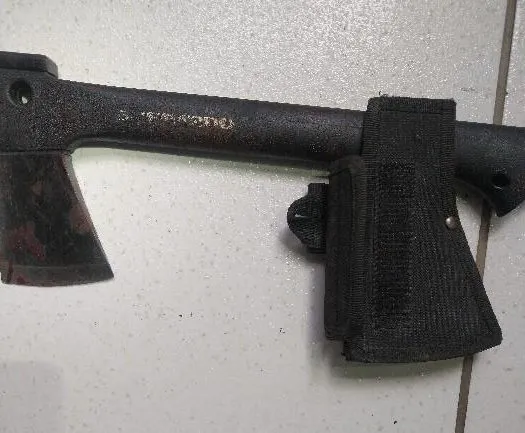 Jovem tenta matar o próprio pai com uma machadinha e é preso em Blumenau