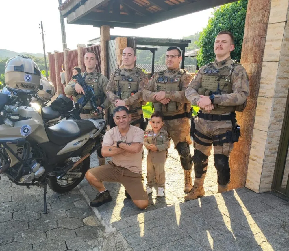 Menino recebe surpresa da Rocam no aniversário de 3 anos de idade em Blumenau