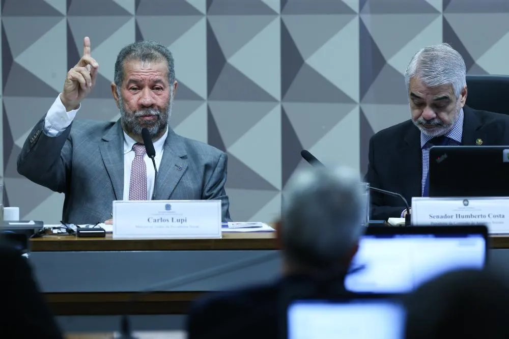 Carlos Lupi pede demissão do Ministério da Previdência uma semana após fraude no INSS; Wolney Queiroz assume a pasta