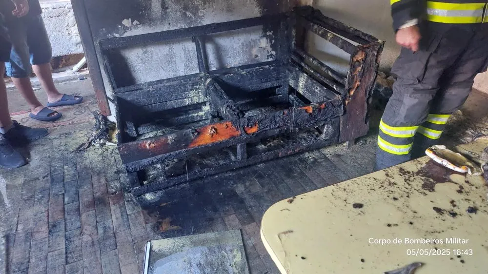 Quitinete fica destruída após incêndio no bairro Garcia, em Blumenau