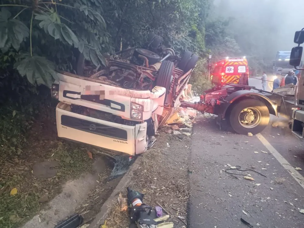 Acidente com caminhão frigorífico deixa uma pessoa ferida após capotamento na BR-470, no Alto Vale