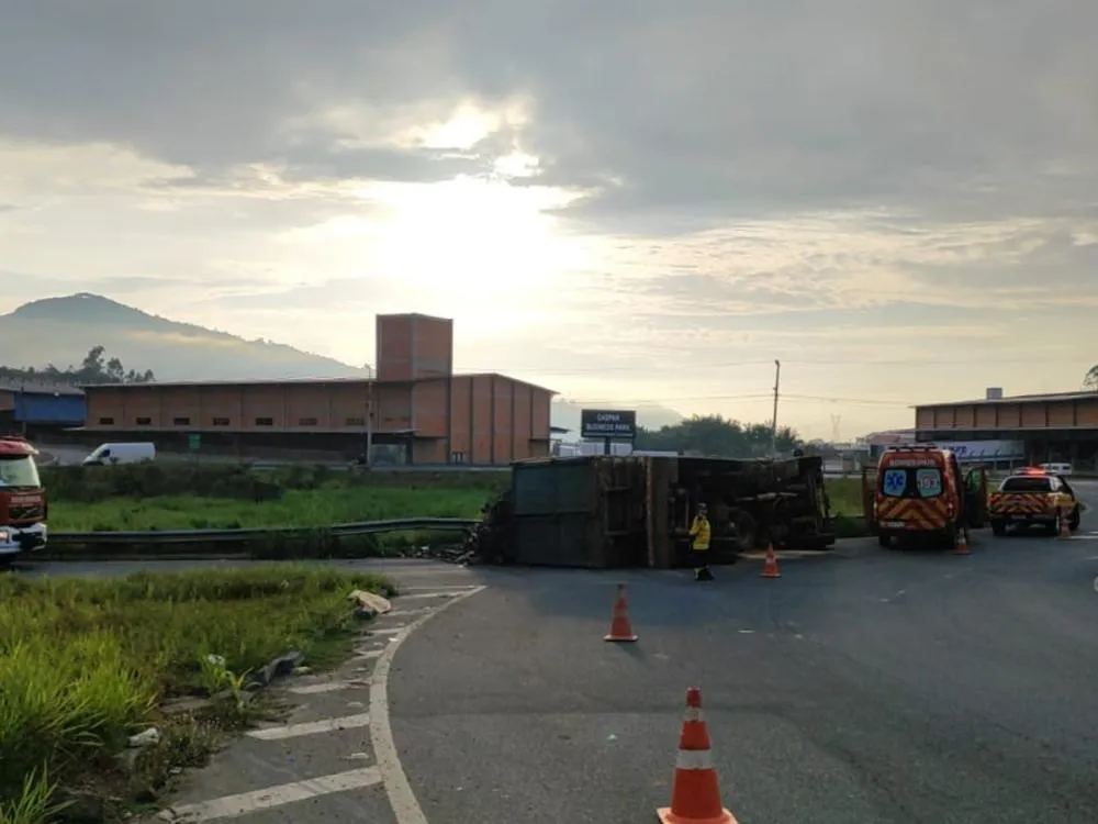 Caminhão tomba e motorista fica ferido em Gaspar; carga de recicláveis era transportada