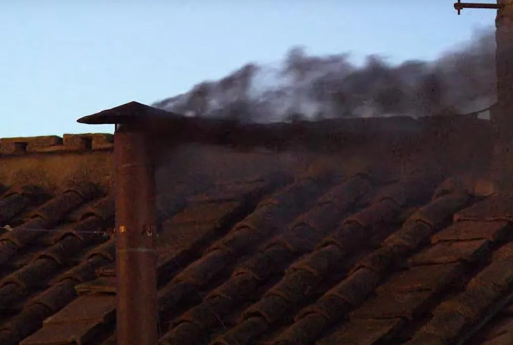 Fumaça preta no Vaticano indica que não foi definido o novo papa no primeiro dia de conclave