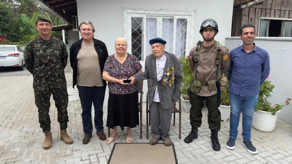 Comandante do 23º Batalhão de Infantaria de Blumenau visita último veterano da II Guerra vivo em SC