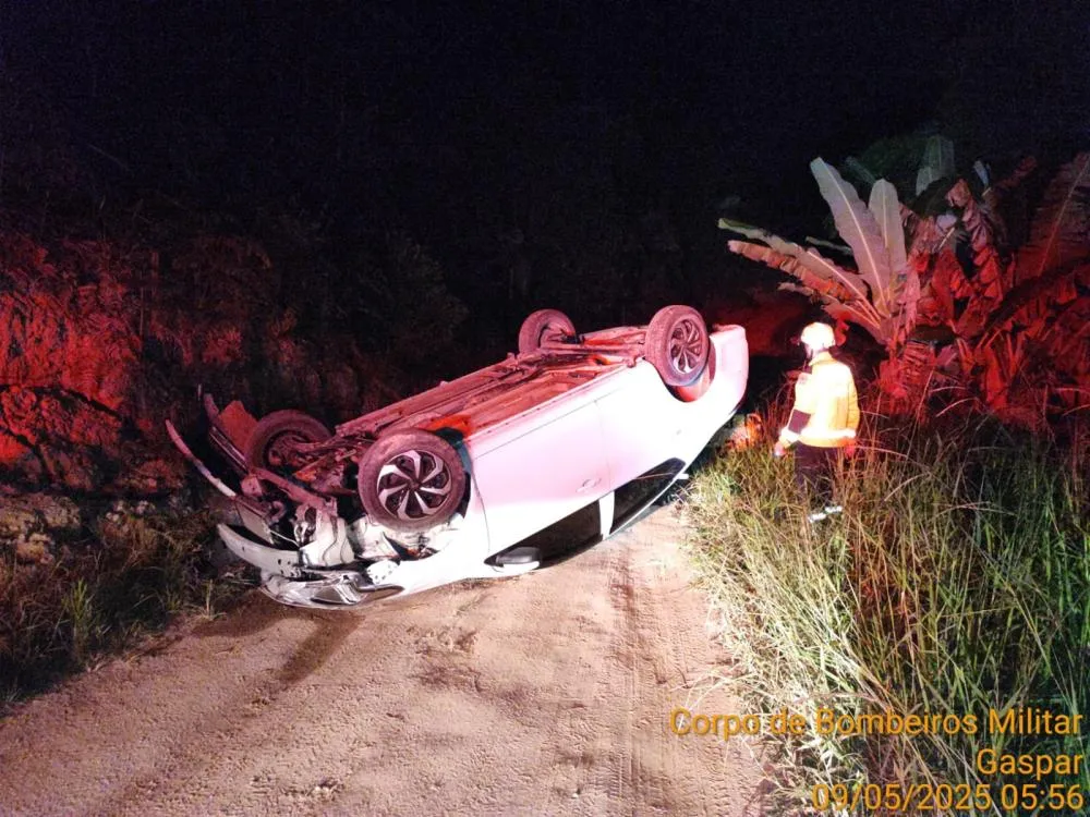 Motorista perde controle, bate em barranco e capota carro em Gaspar