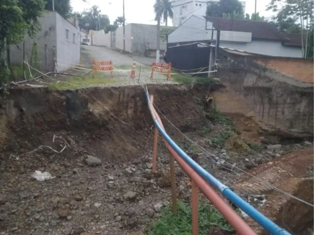 Após quase três meses, obra em rua danificada por enxurrada começa na segunda-feira em Blumenau