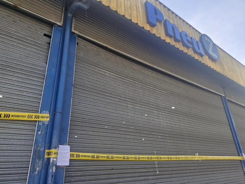 Loja de pneus é interditada pelo Procon pela terceira vez em Blumenau