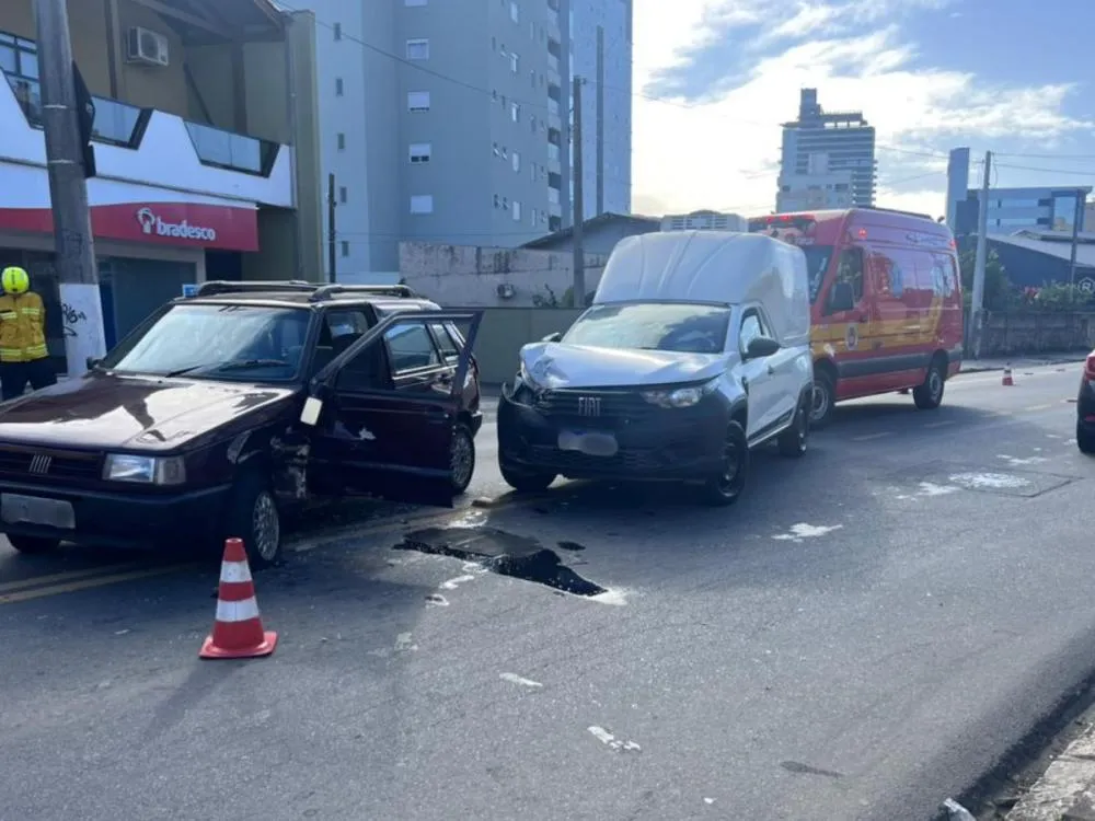 Idoso fica ferido em acidente entre dois carros em Blumenau