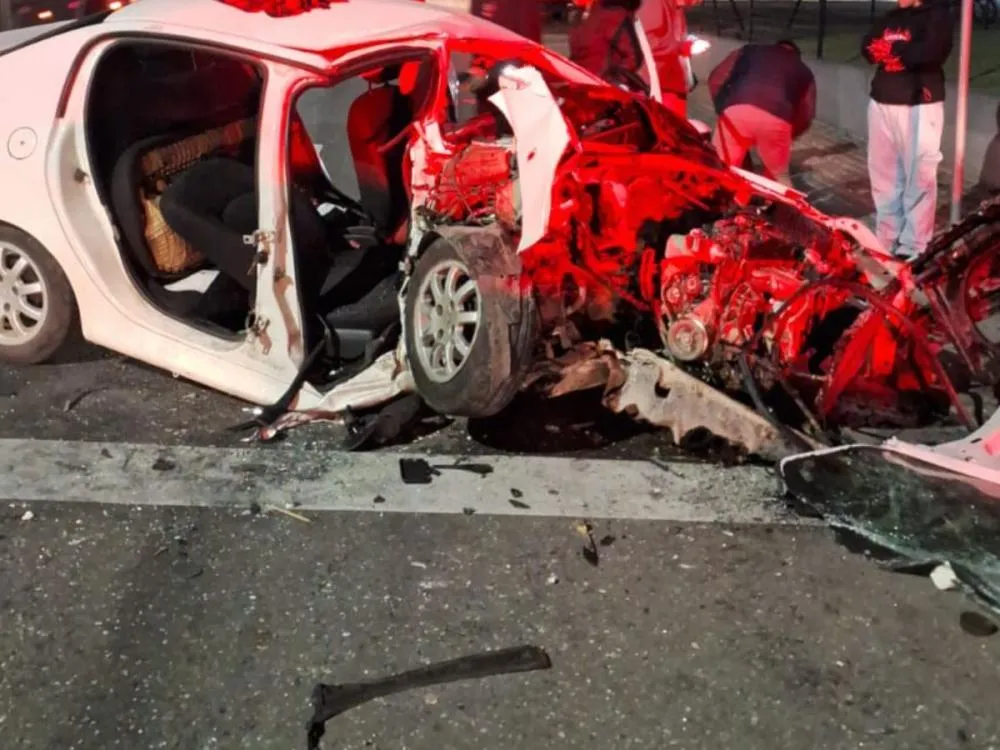 Carro bate em poste e duas pessoas ficam feridas em acidente em Brusque