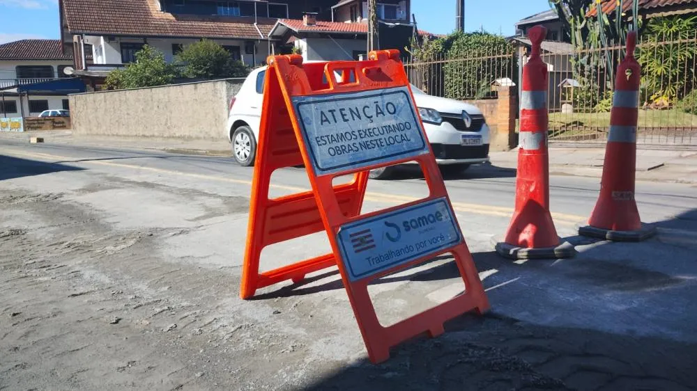 Obras do Samae impactam trânsito e fecham rede de abastecimento de água nesta terça-feira em Blumenau