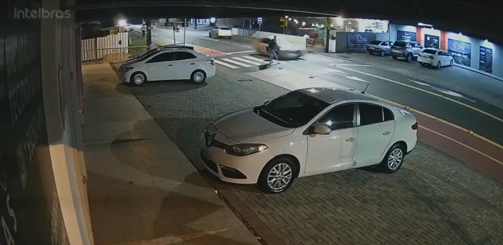 Câmera flagra atropelamento em faixa de pedestres em Blumenau; motorista fugiu sem prestar socorro