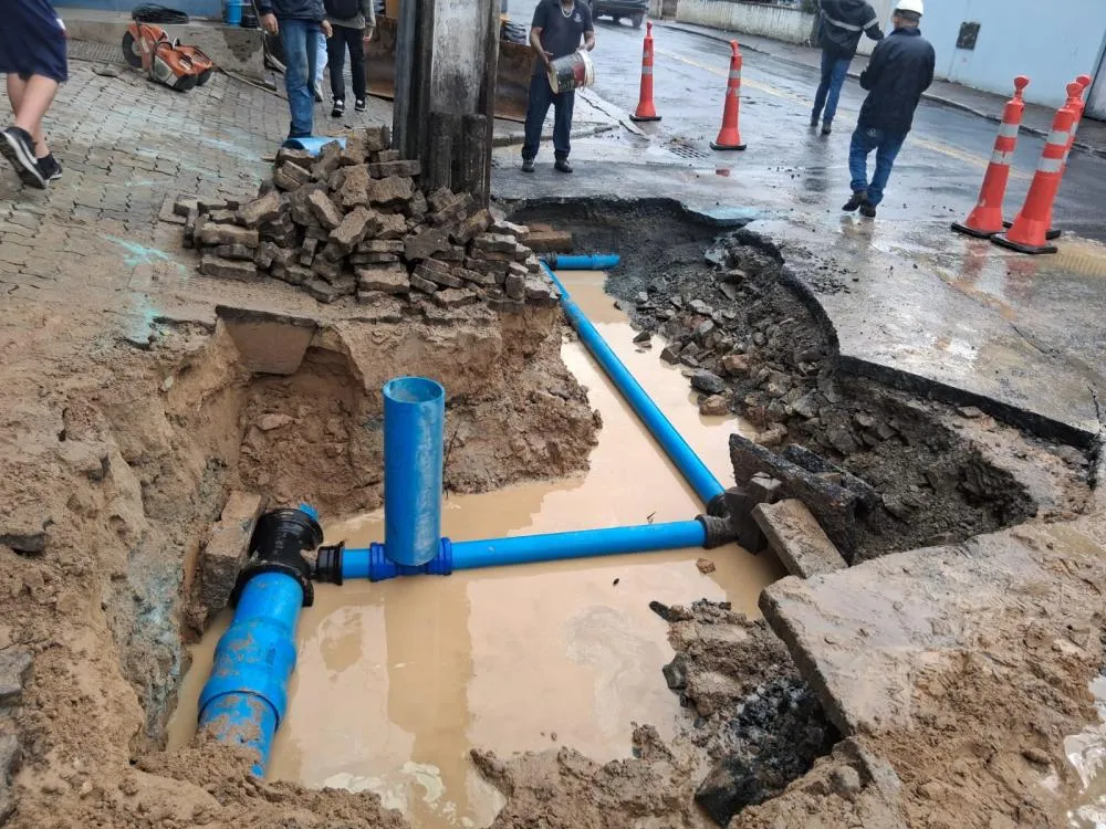 Abastecimento de água normaliza durante a tarde após obras do Samae no bairro Fortaleza, em Blumenau