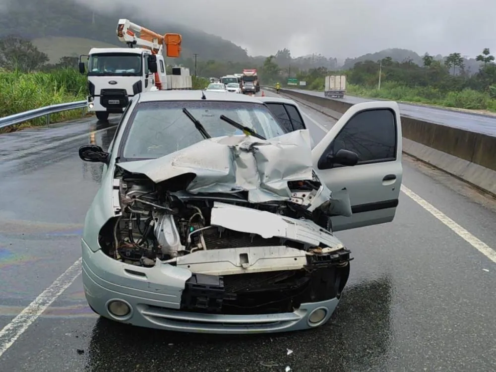 Jovem fica ferido após batida entre carro e caminhão na BR-470, em Gaspar
