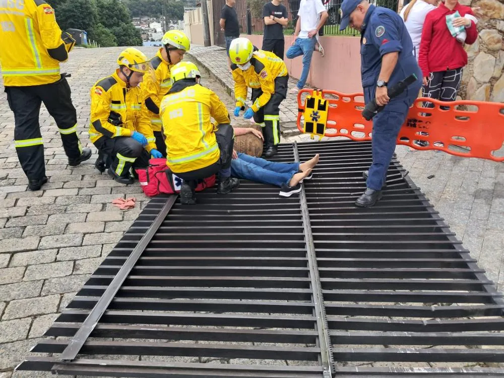 Motorista não aciona freio de mão, carro invade calçada, atropela pedestre e bate em outro veículo em Blumenau
