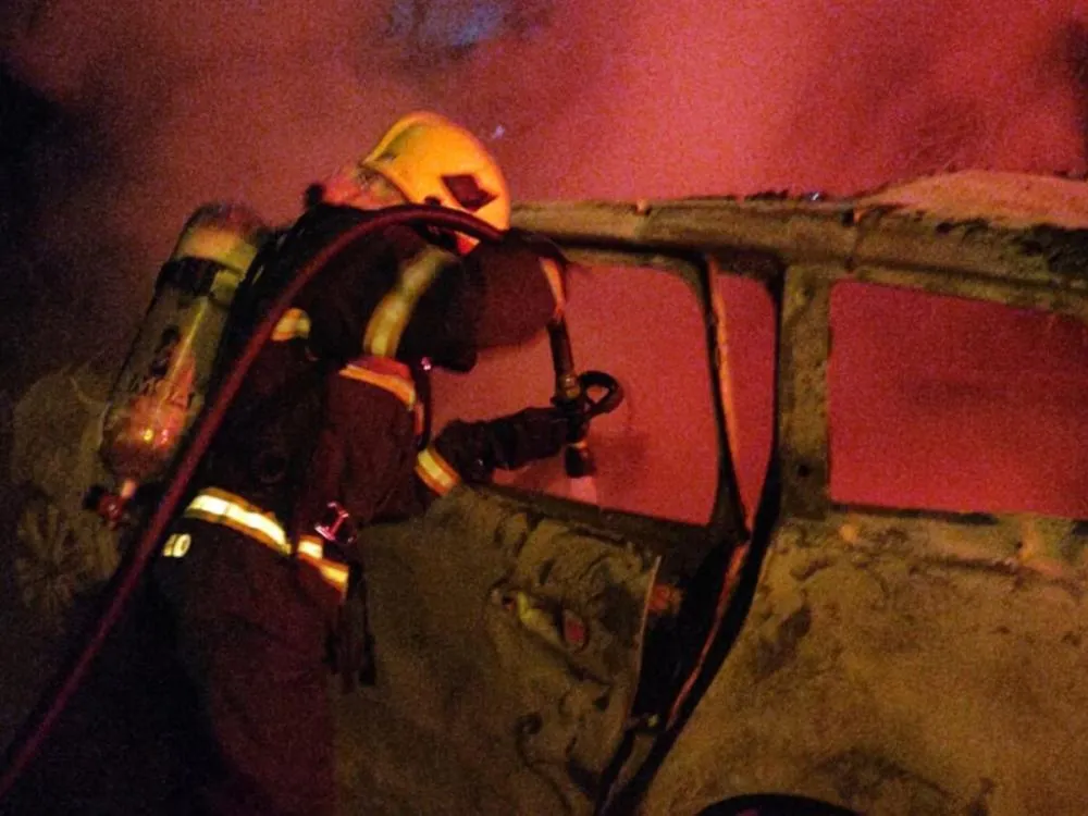 Carro fica completamente destruído após incêndio em Gaspar