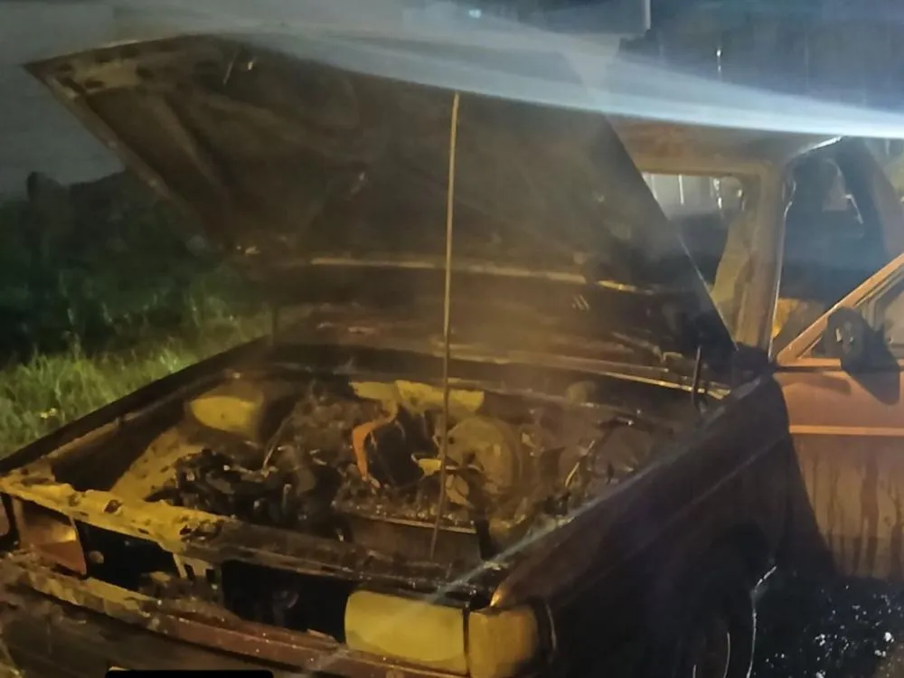 Bombeiros controlam incêndio em carro na BR-470, em Indaial