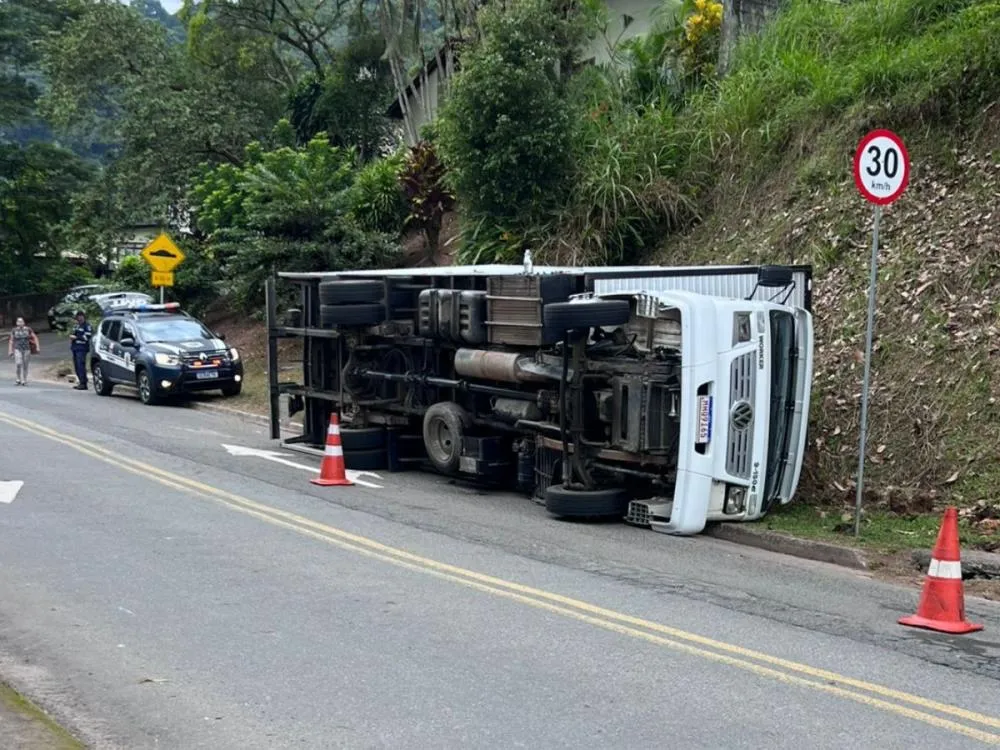 Caminhão perde controle e tomba em Blumenau; acidente foi na rua Henrique Reif
