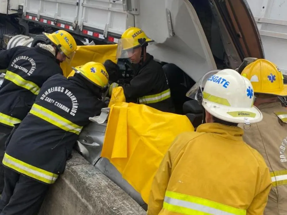 Acidente entre carreta e carro deixa homem ferido na BR-470, em Indaial