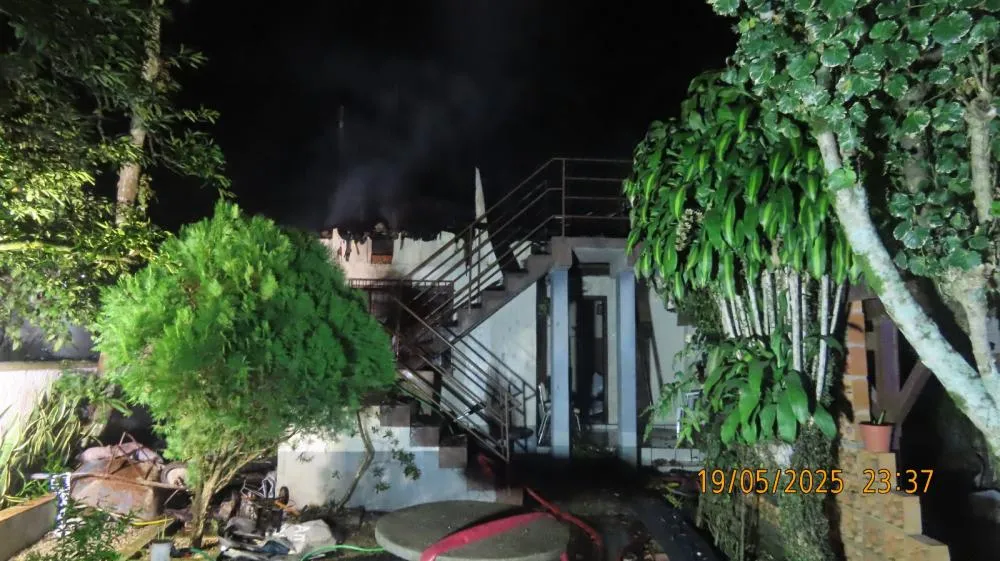 Mulher fica ferida após incêndio consumir casa no bairro Valparaíso, em Blumenau