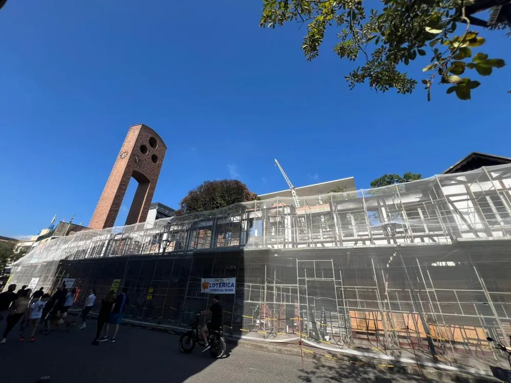 Blumenau: limpeza de imóvel destruído por incêndio na Rua XV de Novembro deve levar 30 dias